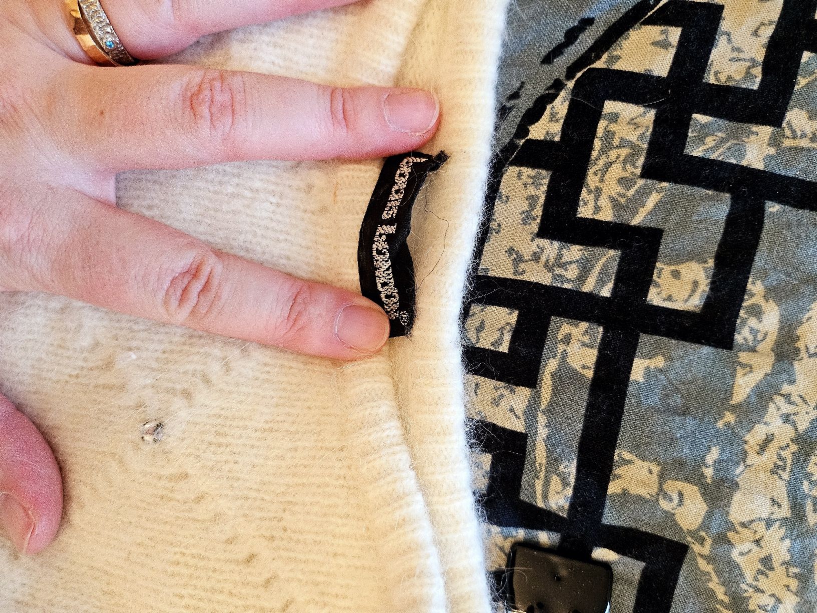 Pullover & Sweatshirts: Très joli pull – Neu (gemäss Beschreibung) aus La Tour-de-Peilz von mar_2r26 1