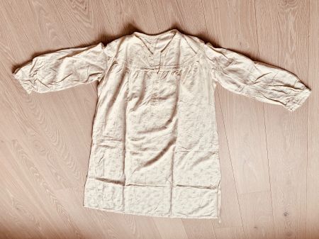 Antikes Nachthemd, hellgelber Flanell, m. zartem Rosenmuster