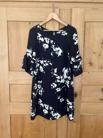 Kleid mit Blumenmuster,dunkelblau/schwarz kaum getragen, 36