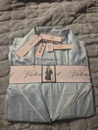 Pyjama Victoria's Secret neuf, taille XS, soyeux et doux!