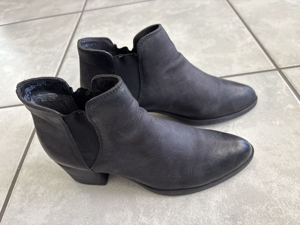 Scarpe da donna: Schwarze Leder Chelsea Boots Grösse 39 – Nuovo (secondo la descrizione) da Hendschiken venduto da Uraniali 1