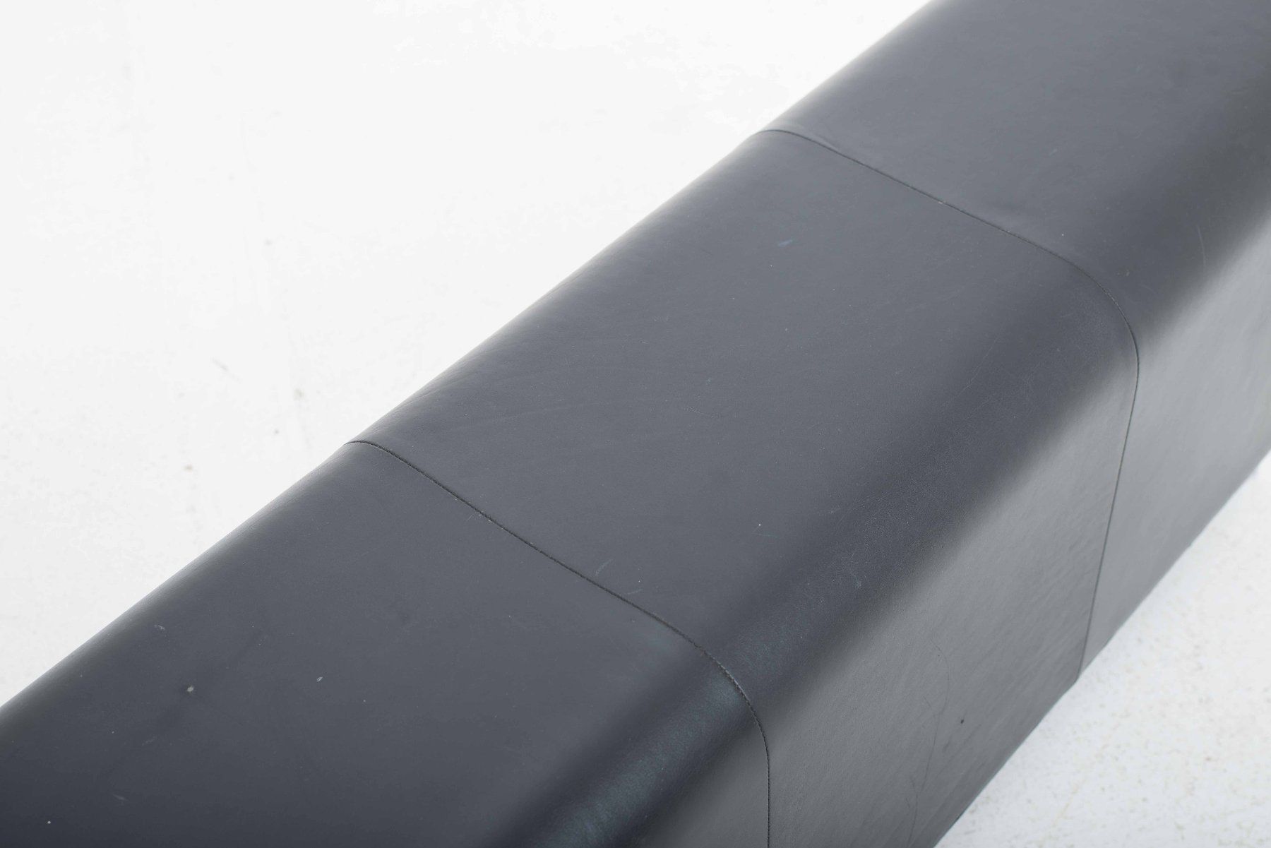 Panchine: Vitra Bench III von Jasper Morrison in schwarzem Leder – Usato da Zürich venduto da STUZH38 4