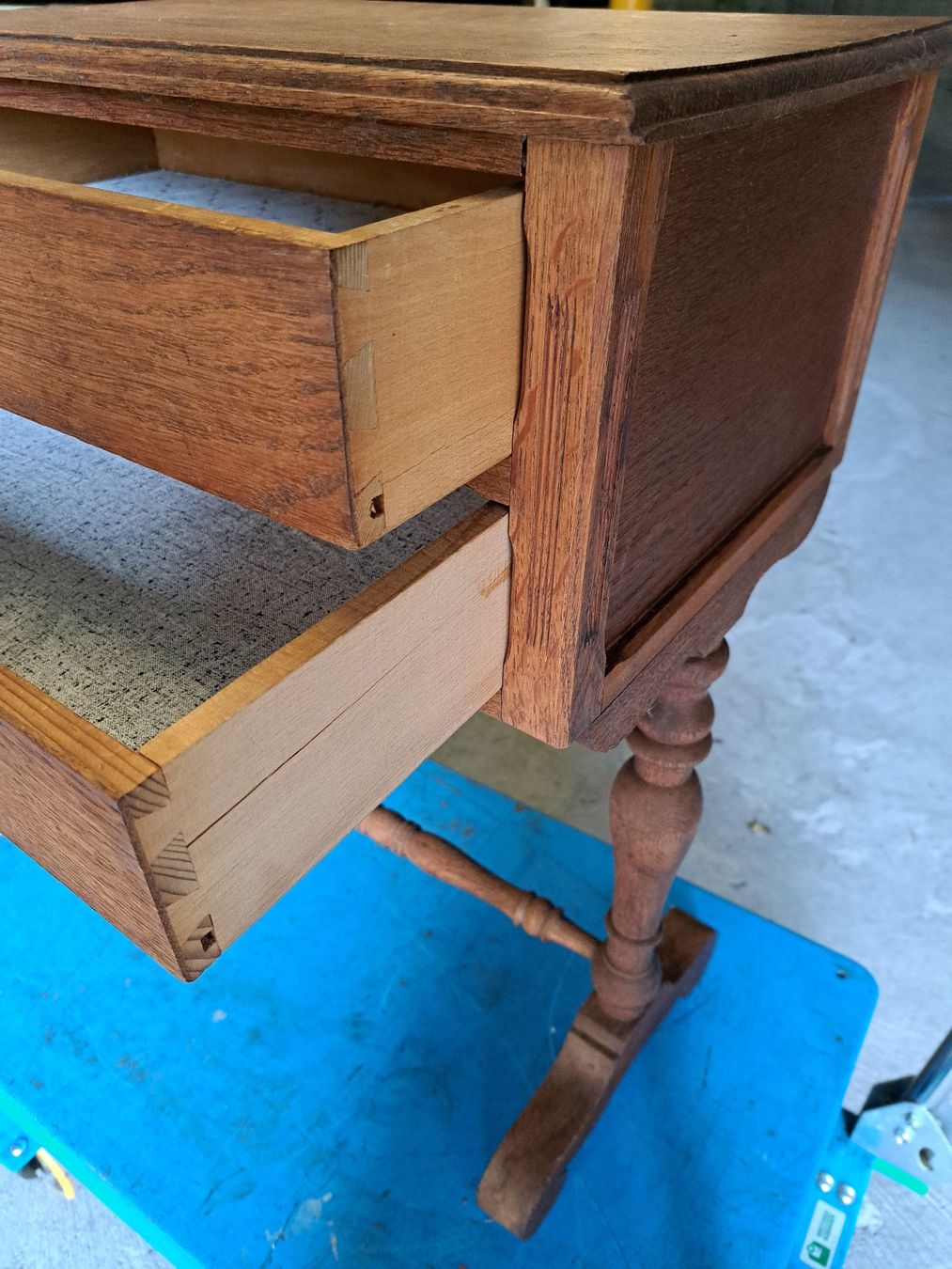 Tavoli: "Nähtischen" Beistelltischchen Holz – Usato da Bern venduto da Patinaa 2