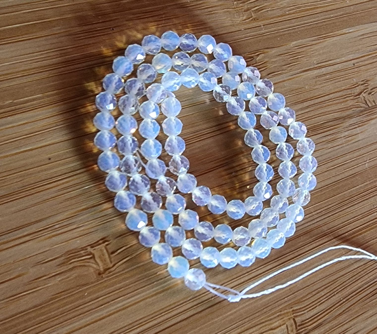 Minerali & Pietre curative: Opal weiss facettiert 4mm. Strang – Nuovo e nell'imballaggio originale da Menziken venduto da Mirager 2