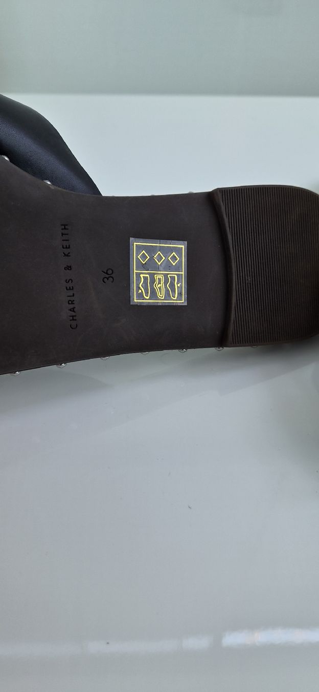 Scarpe da donna: Schwarze Sandalen Gr. 36 von Charles & Keith – Usato da Rapperswil SG venduto da lemiii 2