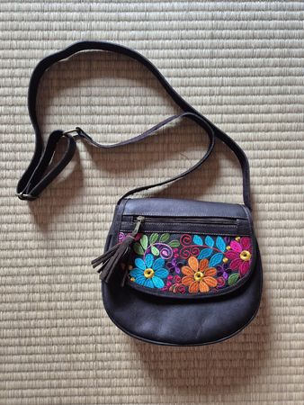 Umhängetasche Leder bestickt aus Ecuador neu