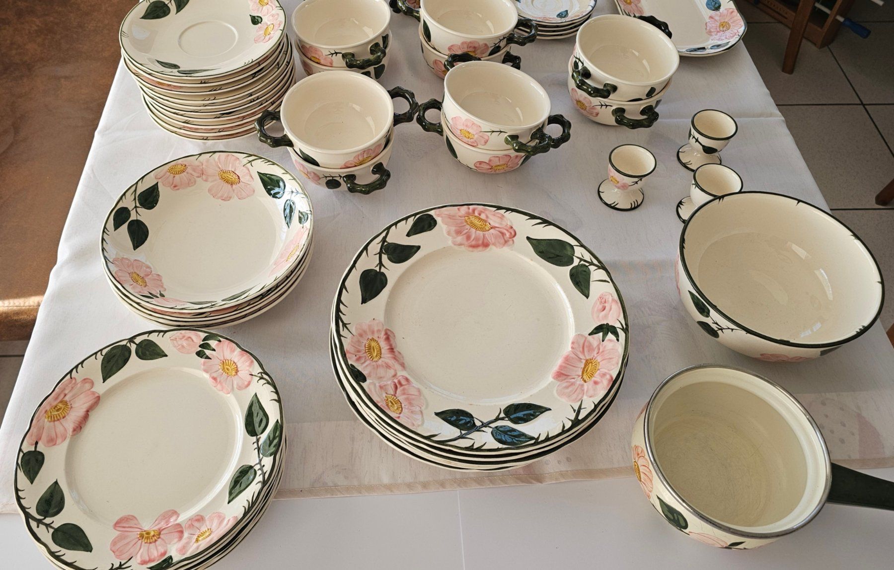 Villeroy & Boch Set di piatti: Geschirrset von Villeroy & Boch 'Wild Rose' – Usato da Walenstadt venduto da pedroju-1 1