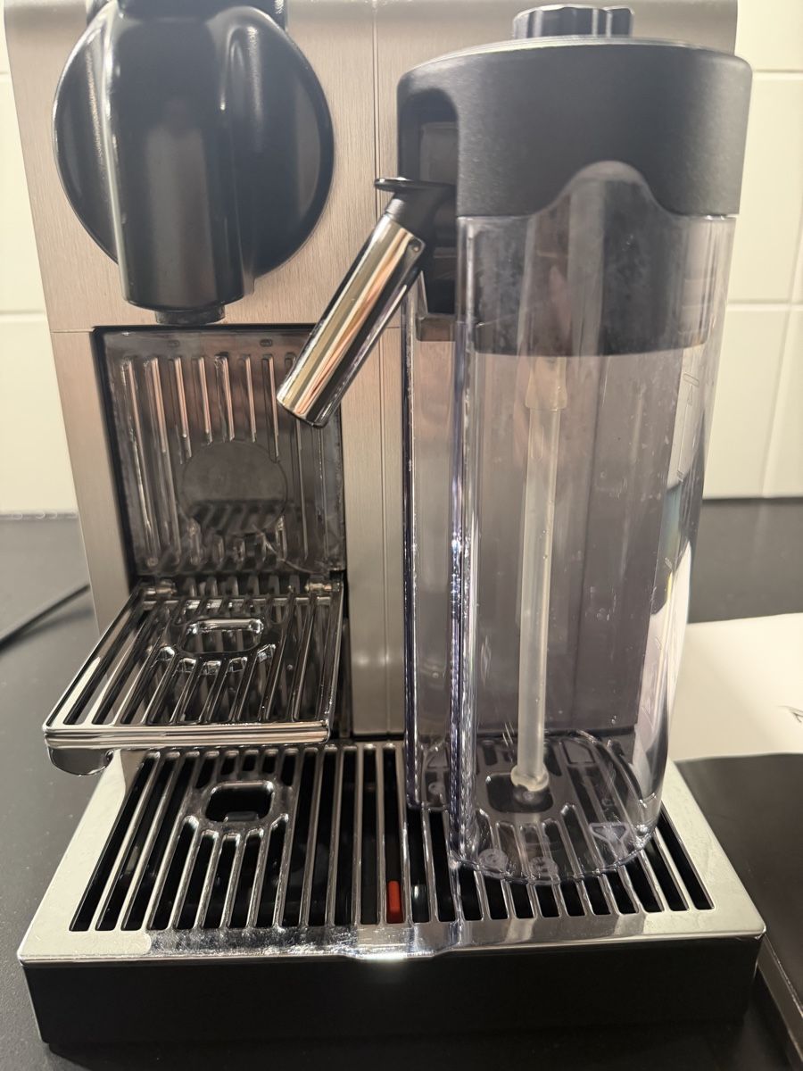 Nespresso Kaffeemaschinen & Espressomaschinen: Nespresso Lattissima Pro – Gebraucht aus Zürich von Ta-Nia 1