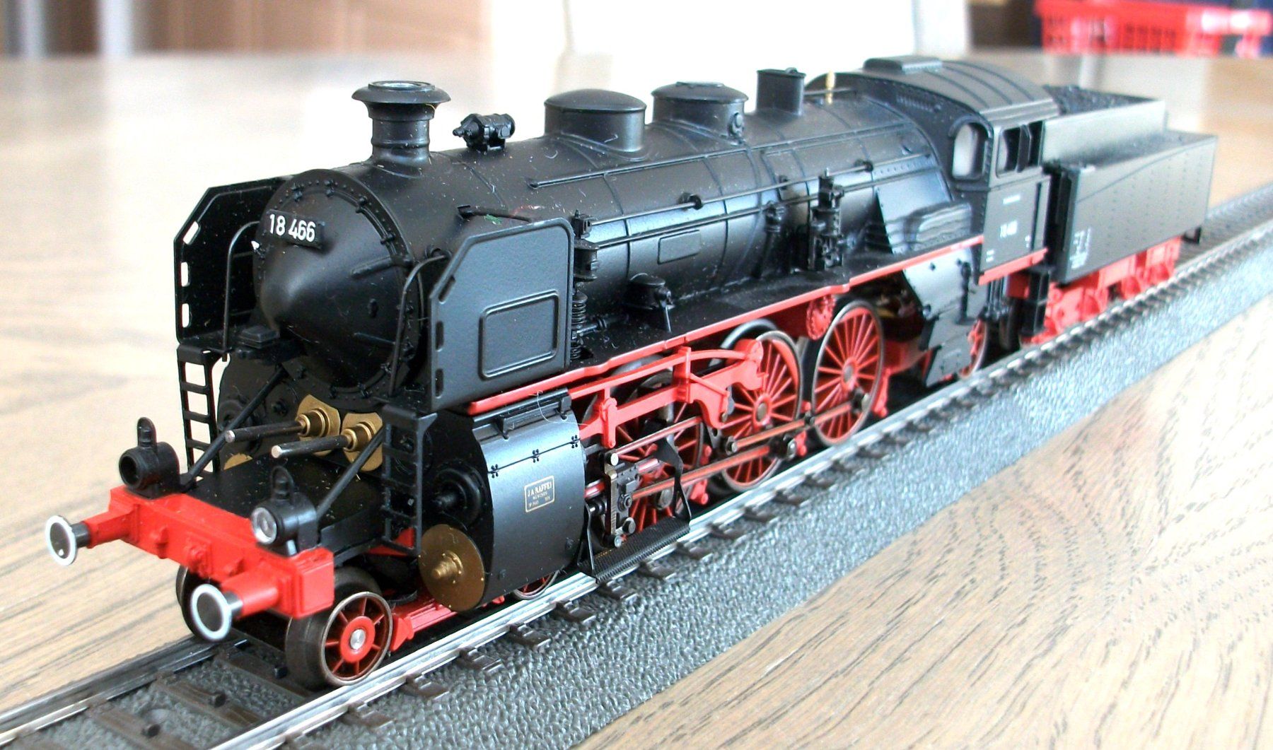 Märklin Modellini di ferrovie: Schlepptender-Dampflokomotive BR 18.4 – Nuovo (secondo la descrizione) da St. Moritz venduto da Manu7500