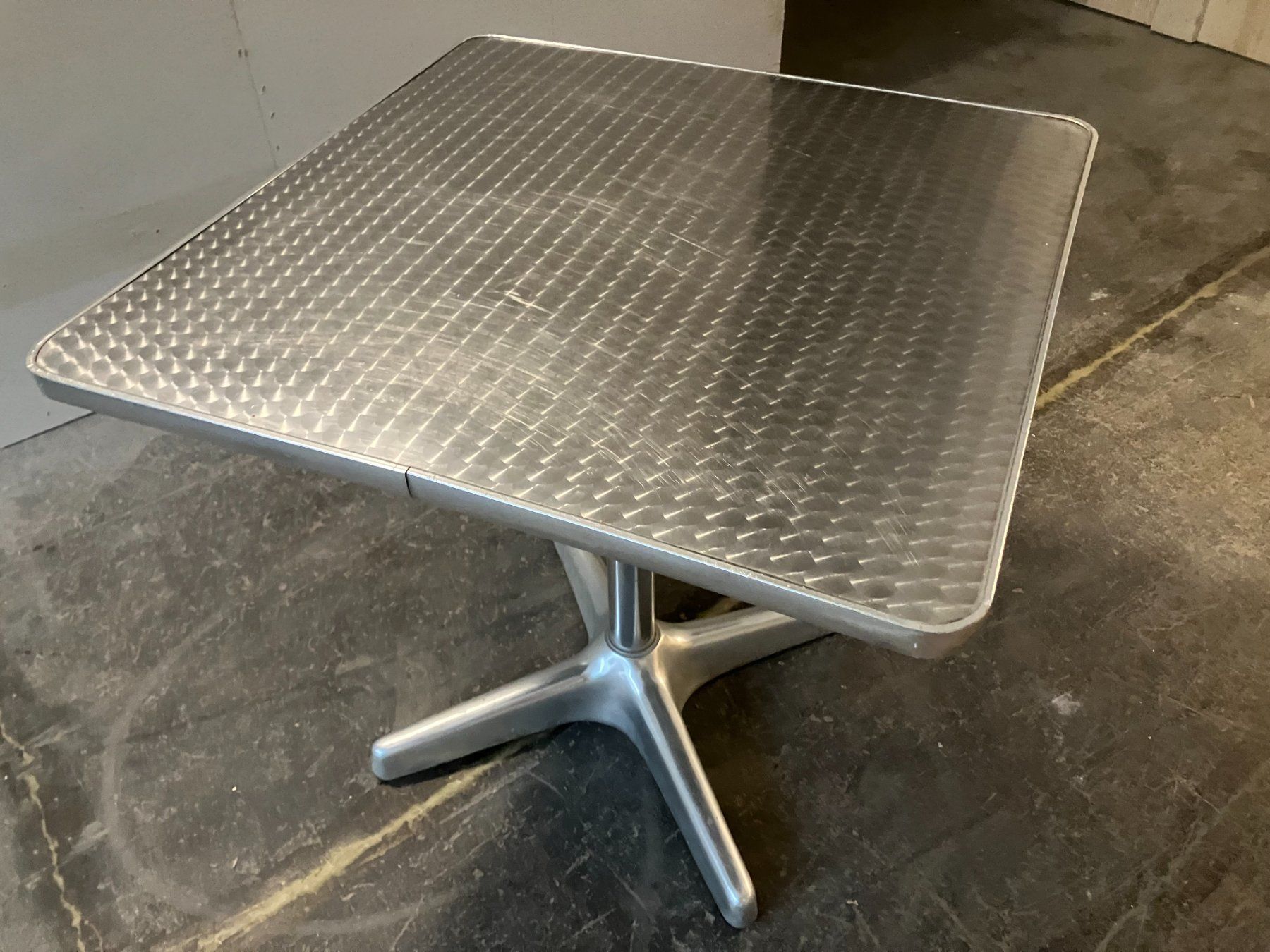 Tische: kl. Bistrotisch eckig im Edelstahl-Look ab 1.- – Gebraucht aus Lichtensteig von Buy24International 2