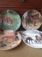 4 Teller Pferde.