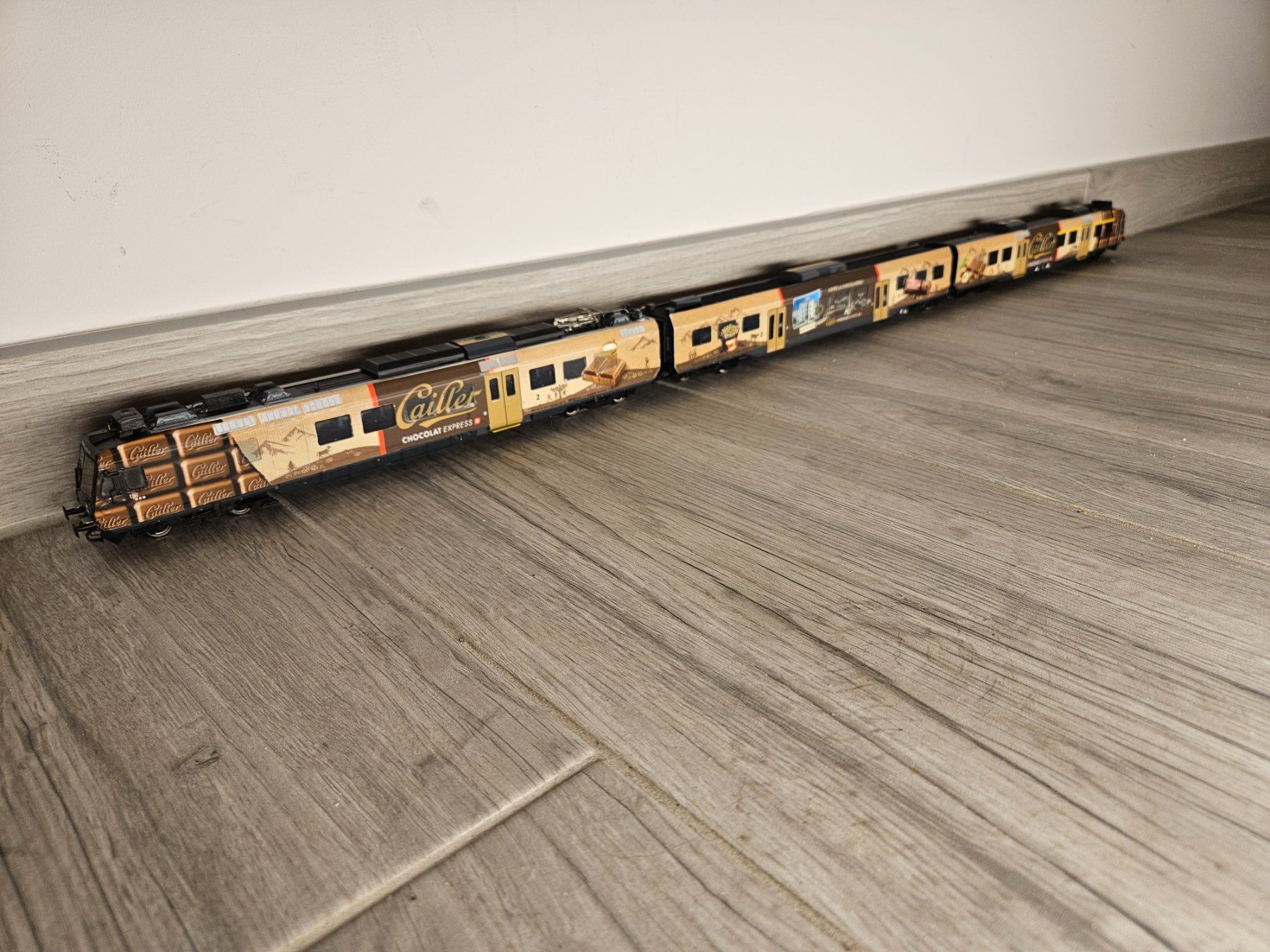 Liliput Modellini di ferrovie: Liliput HO train Chocolat Express TPF AC ou DC – Usato da Sugiez venduto da 0NEFIVE 1