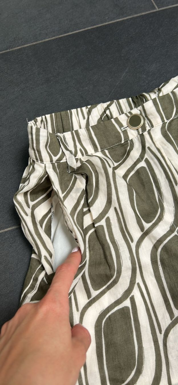 Liu Jo Pantaloni: Sommerliche Liu Jo Shorts mit Muster – Usato da Schwarzenbach SG venduto da spa_28pd 2