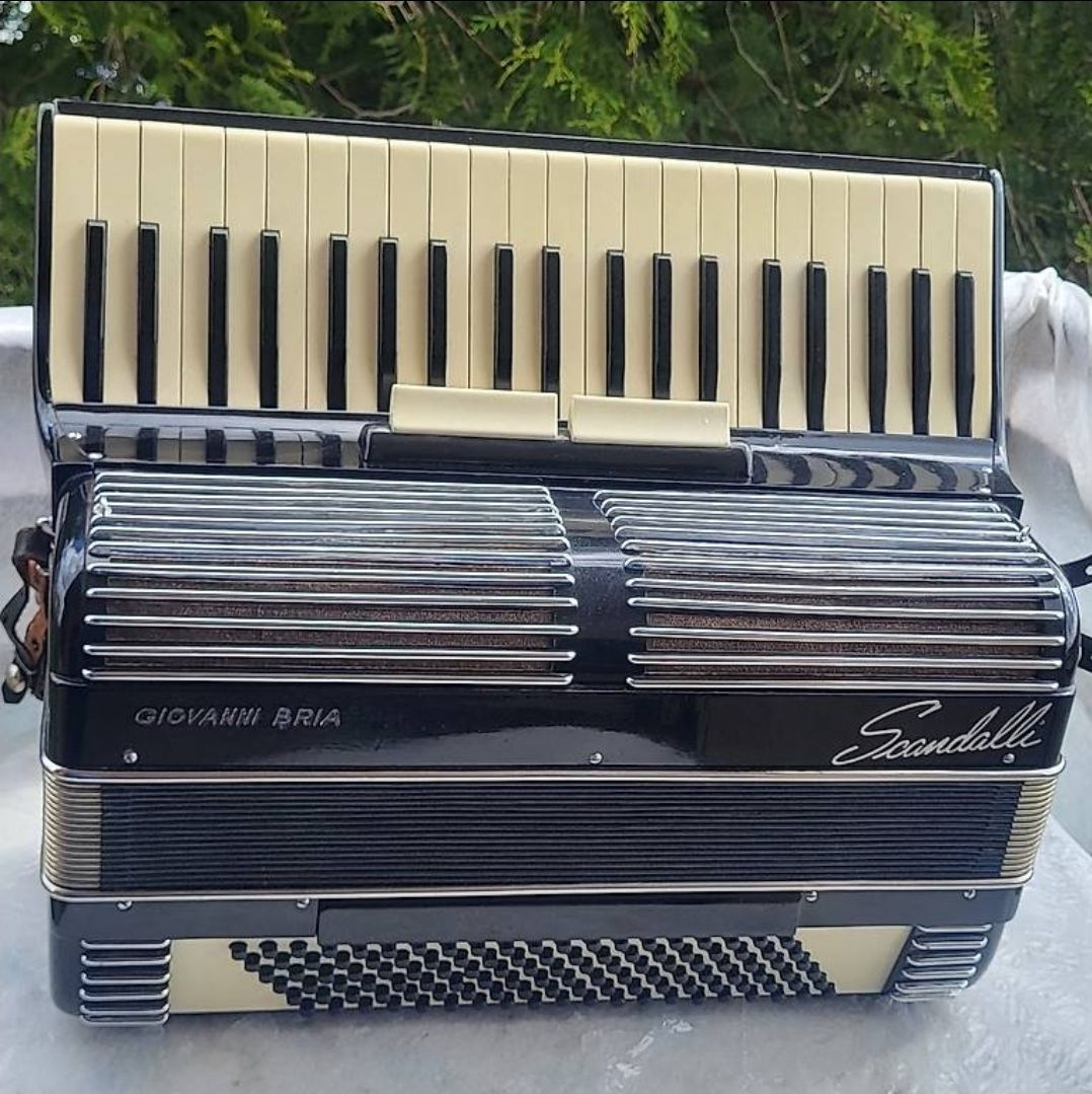 Strumenti musicali: Accordéon scandalli 4 voix – Usato da Penthalaz venduto da EvandroLuz