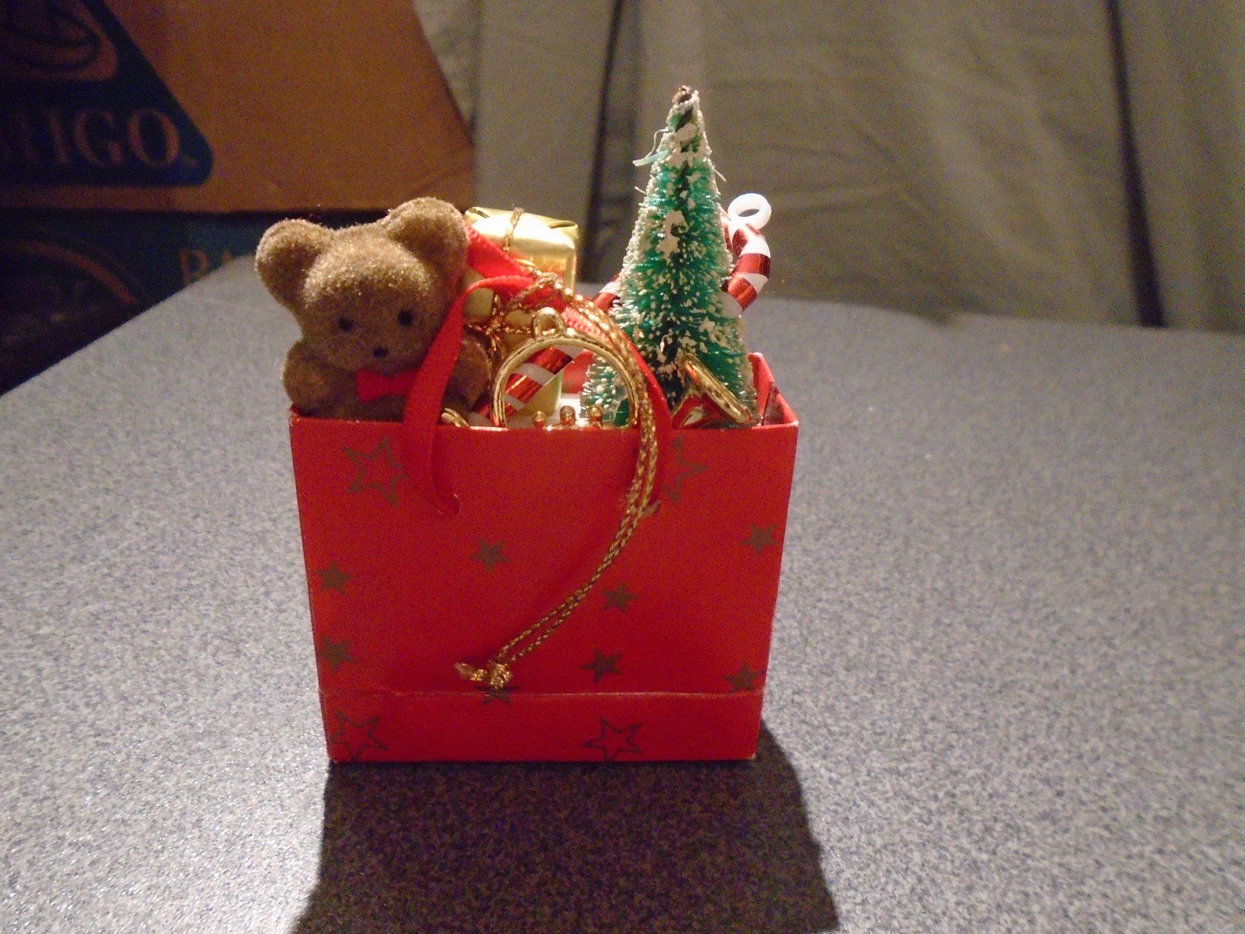 Toutes les décorations: Baumschmuck Geschenktasche mit Bär, Christbaum, Paket – D'occasion à Zürich par abraxas1291
