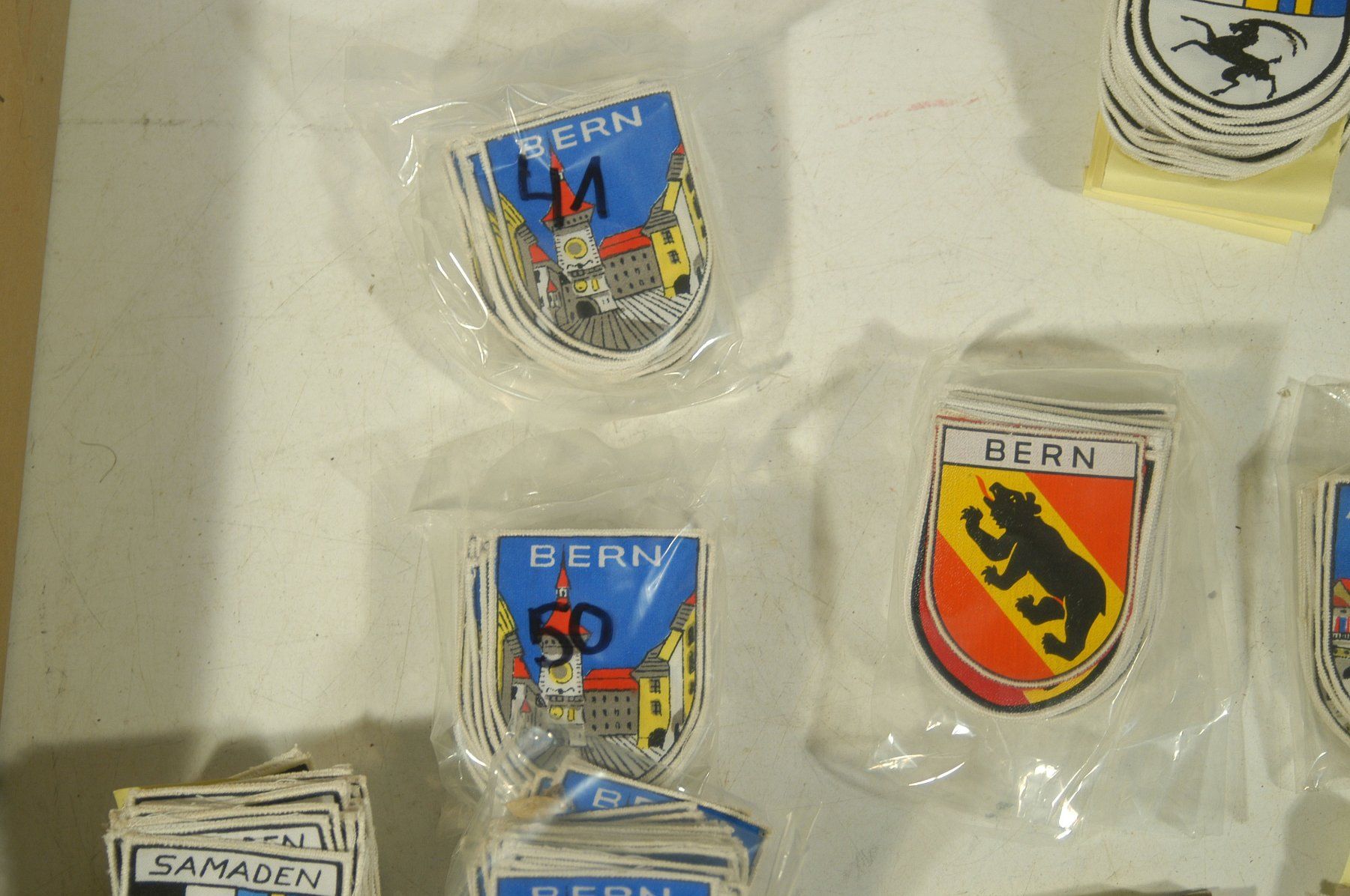 Placchette & Badge: Grosse Sammlung Kantonswappen Schweiz aus Stoff – Usato da Herisau venduto da Wisen 3
