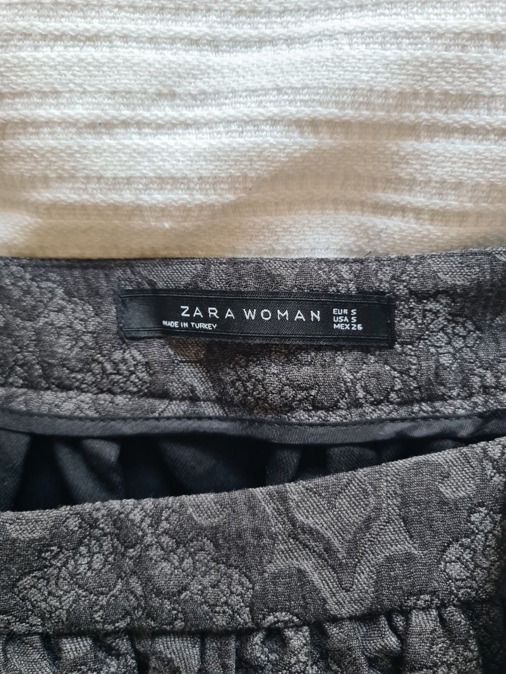 Zara Gonne: Jupe Zara imprimé dentelle - Small – Usato da Genève venduto da Tresor305 5