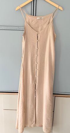 Sommerliches Maxikleid in Beige Creme glänzend