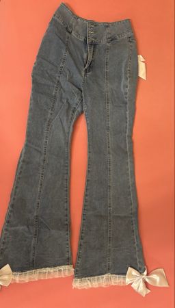 Jeans mit Schleifen