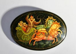 RUSSISCHE, OVALE LACKBROSCHE, TROIKA, DATIERT 1977.
