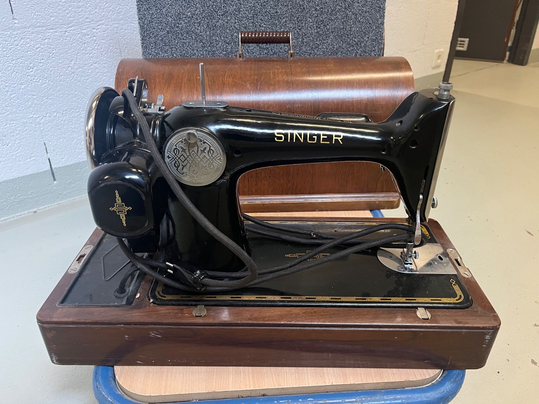 Singer Macchine da cucire: Ancienne machine à coudre – Usato da lausanne venduto da esploras 1