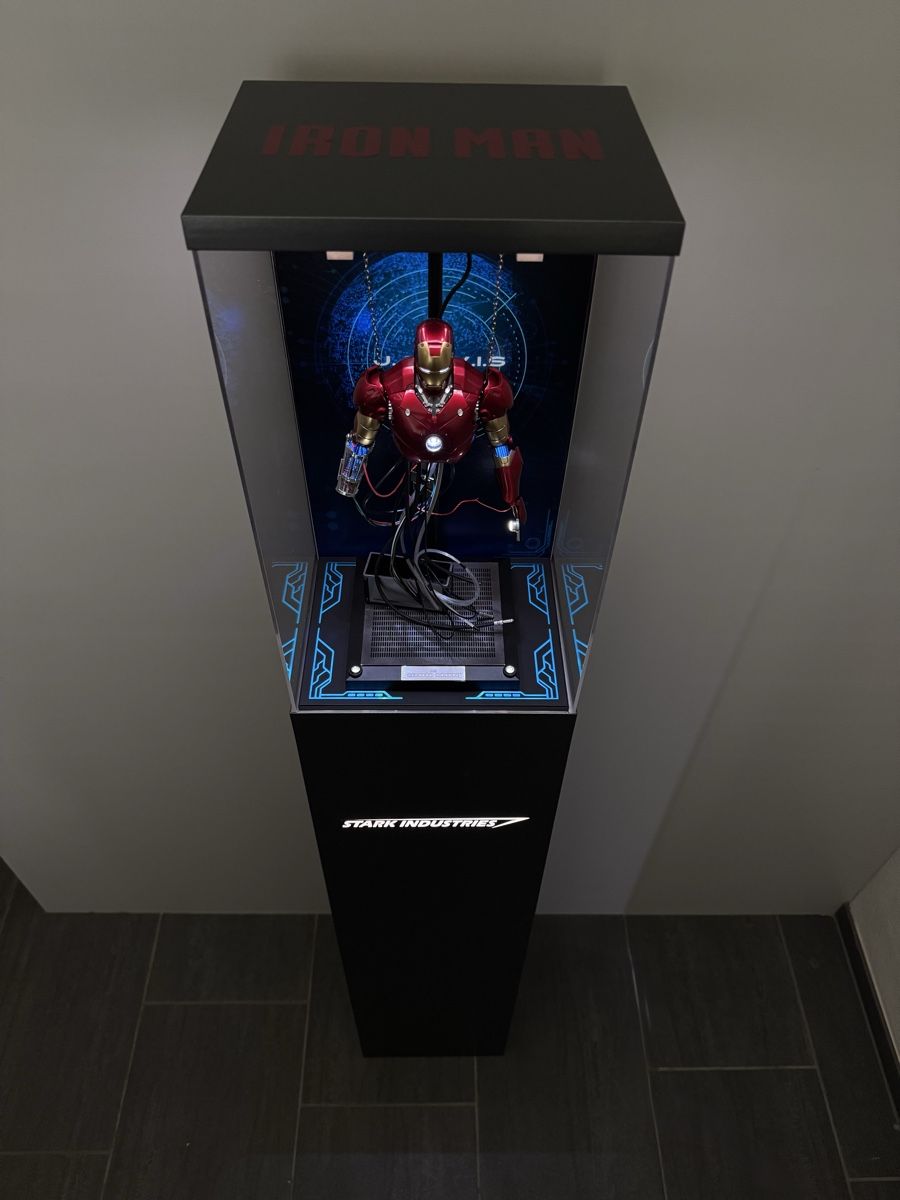 Hot Toys Statuette: Hot Toys Iron Man mit Showcase – Nuovo (secondo la descrizione) da Safenwil venduto da marchaui 1