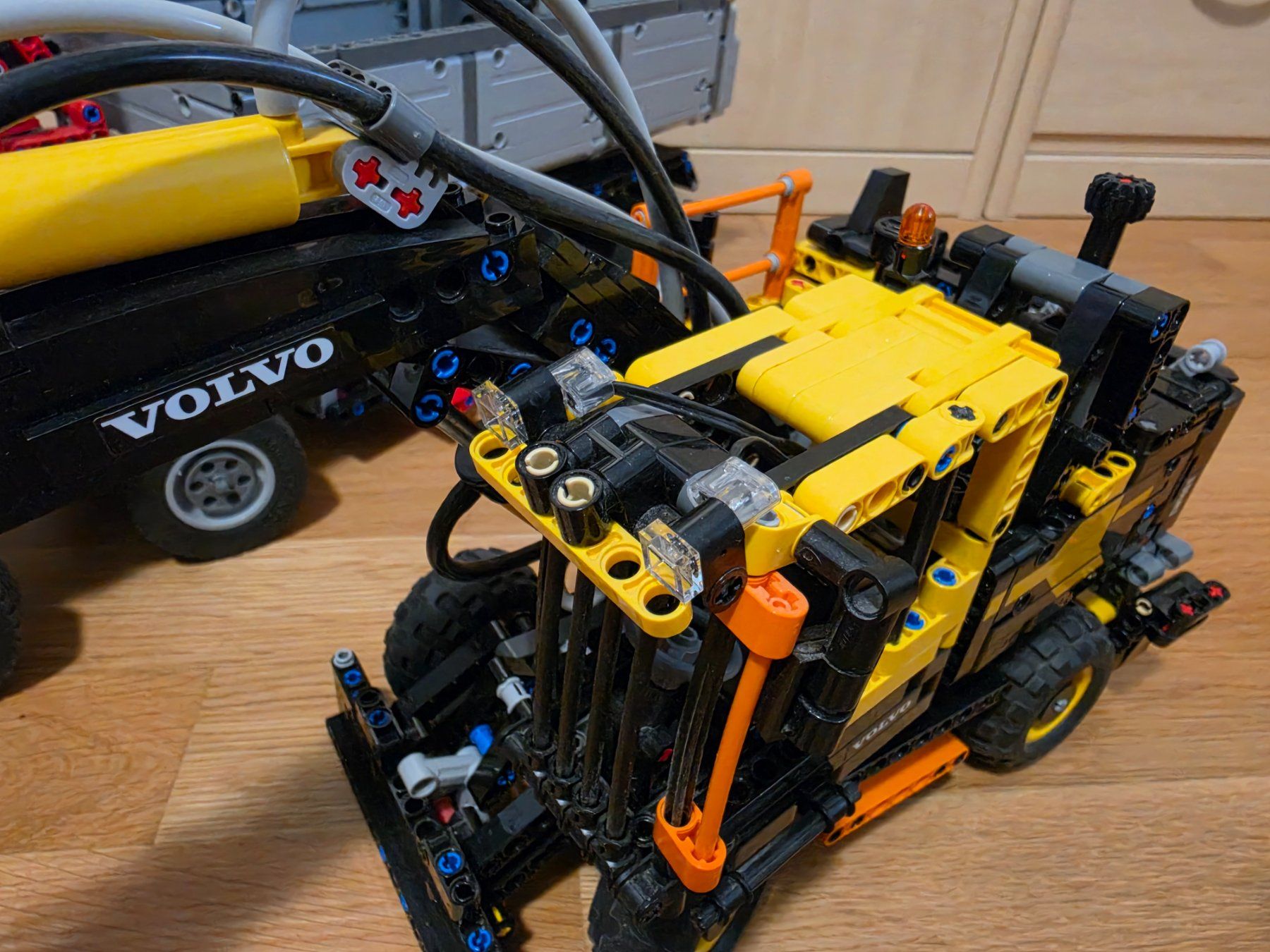 Lego Giocattoli: Lego Technic Mercedes Arocs und Volvo Bagger – Usato da Felben-Wellhausen venduto da REALLIFE20 1