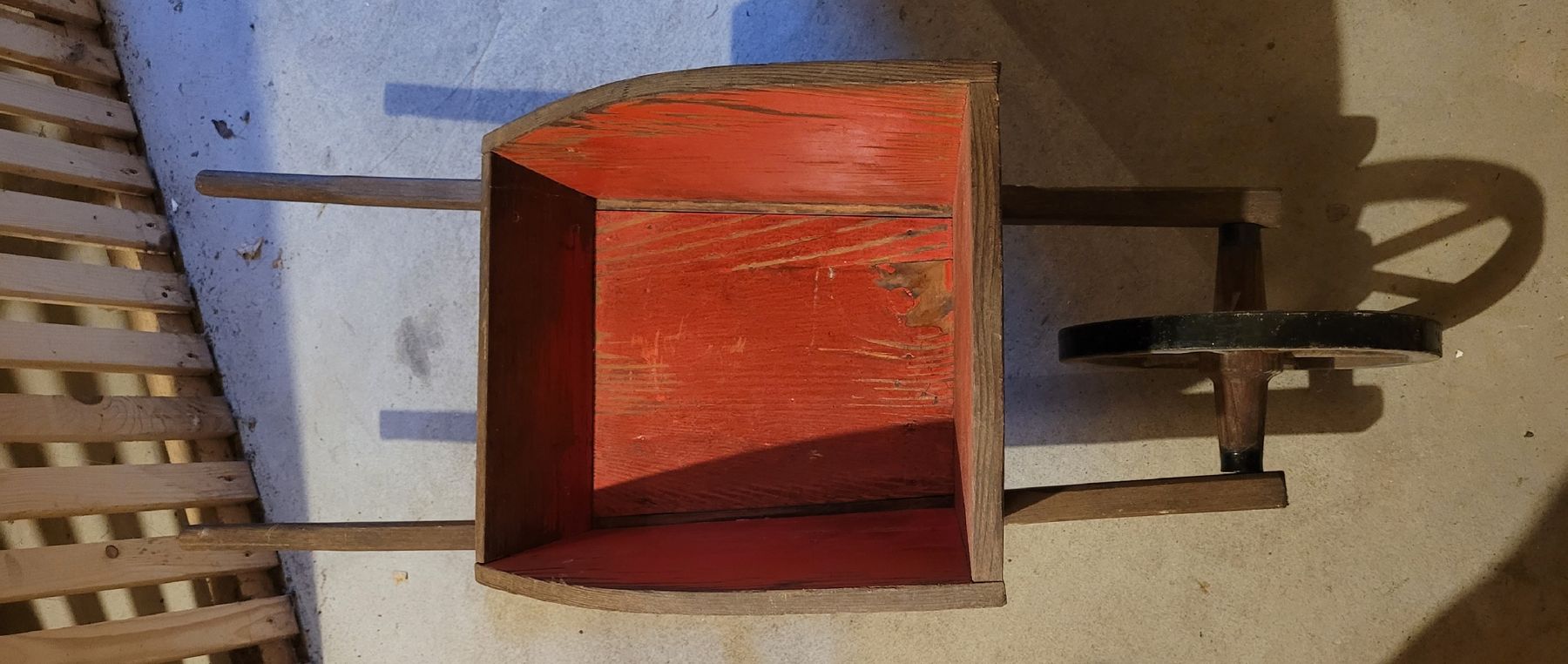 Brouettes: Schubkarre aus Holz – D'occasion à Wahlen b. Laufen par Schneewytli 1