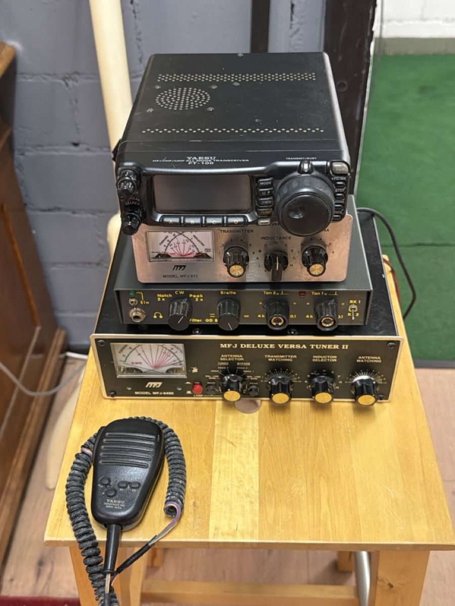 Yaesu Radiocomunicazione: Yaesu FT-100 Transceiver con MFJ Tuner e Accessori – Usato da basel venduto da Swiss._.1978