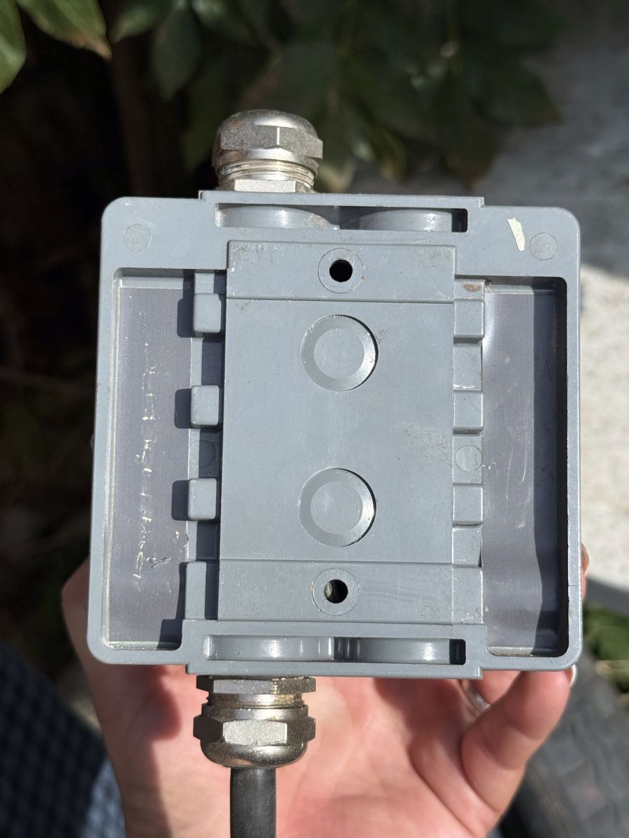 Interrupteurs: Elektrokasten, Ein-Aus-Schalter, grau – D'occasion à Dussnang par pml253 2