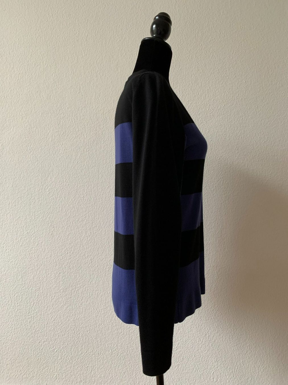 Akris Maglioni & Felpe: AKRIS: Edler schwarz/blau gestreifter Pullover, 38 – Nuovo (secondo la descrizione) da Luzern venduto da paulablue 3