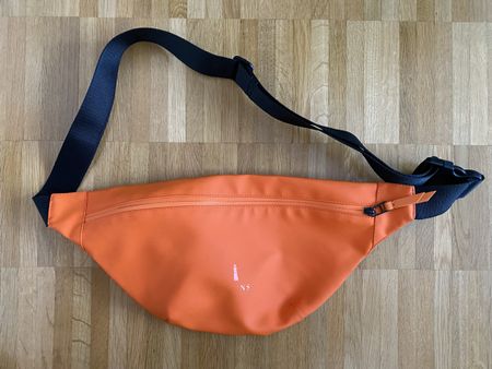Trendige Bauchtasche von Rains - Ideal für den Sommer!