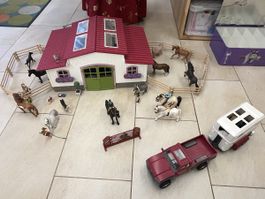 Schleich Pferdestall mit viel Zubehör