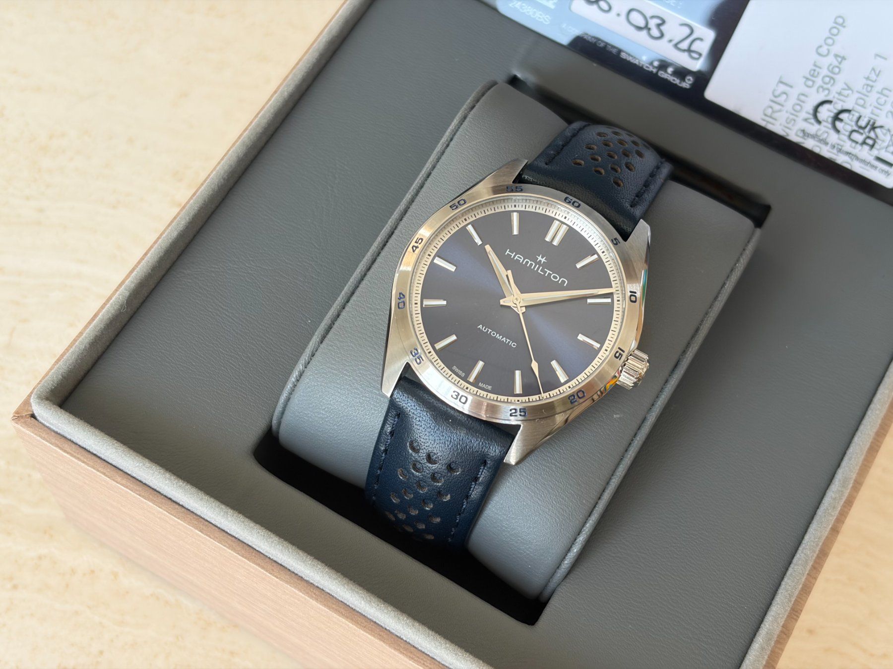 Hamilton Orologi: Hamilton Jazzmaster Performer Auto 38mm Blau H36215640 – Nuovo (secondo la descrizione) da Horgen venduto da magma94 5