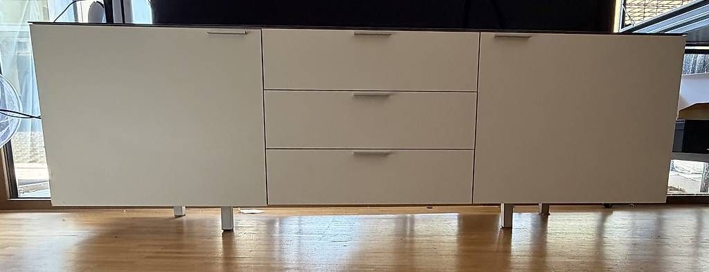 Cassettiere: Modernes weisses Sideboard mit silberfarbener Platte  – Usato da Kriens venduto da sag_g8sy 1