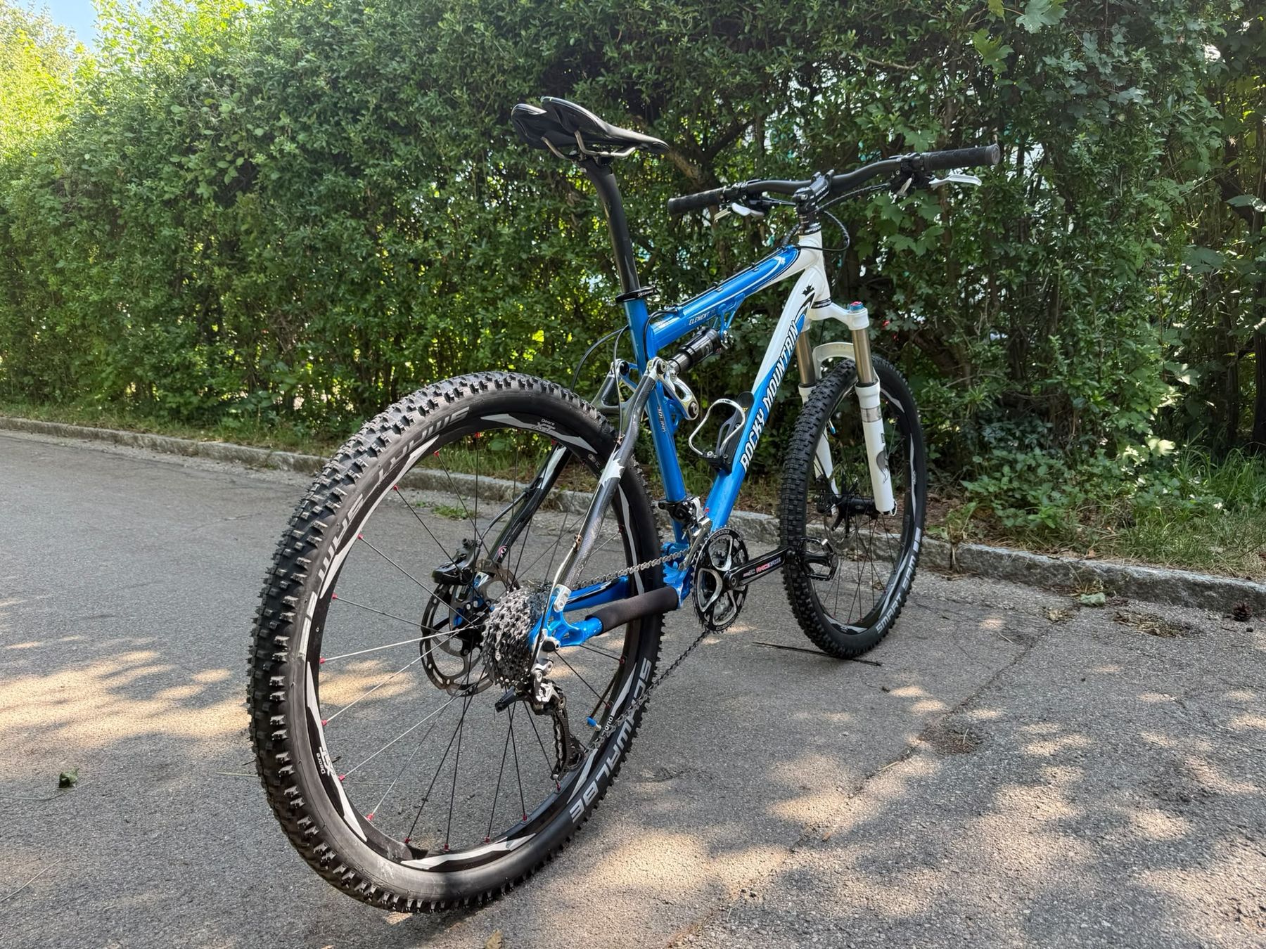 Rocky Mountain Bicycles Vélos: Fully Velo Rocky Mountain mit neuen Komponenten – D'occasion à Winterthur par kar_d9n9 4