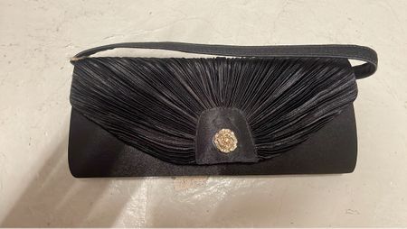 Elegante Abendtasche in Schwarz mit Zierblume – Neuwertig