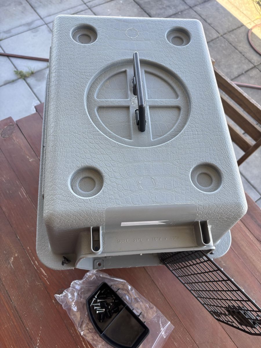 Gabbie, trasporto & Sicurezza: Robuste Hunde Transportbox für Auto oder Zuhause, Top! – Usato da Recherswil venduto da damageson66 2
