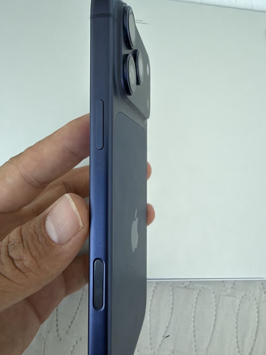 Apple Portables: iPhone 17 pro Max iCloud gesperrt – Défectueux à Zürich par gho_6zlg 3