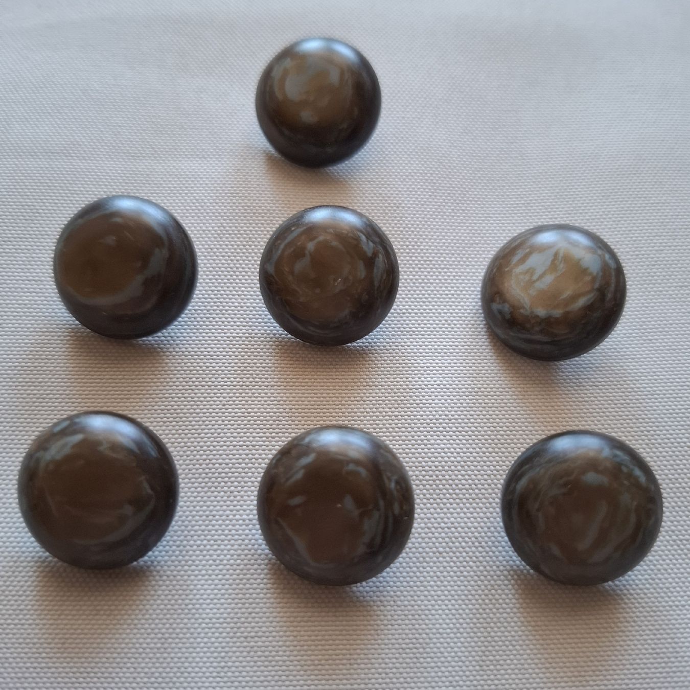 Bottoni: 7 Knöpfe, beige- braun- grau marmoriert , 18 mm. – Nuovo (secondo la descrizione) da Dietikon venduto da Hirschkopf 6