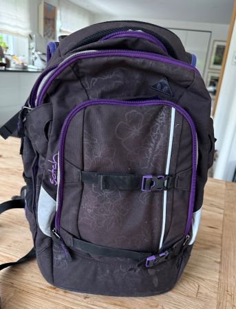 Satch Schulrucksack schwarz/lila