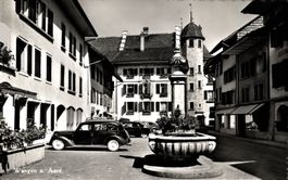 Wangen an der Aare. Stadtbrunnen, Amtshaus, Autos