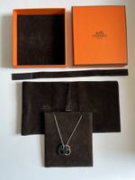 Pendentif Hermès O’Maillon argent et cuir veau noir