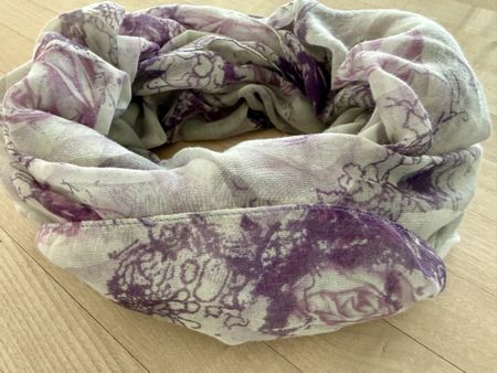 Schöner Loop Schal, Blumenmuster, Lila/Weiss, Top Zustand!