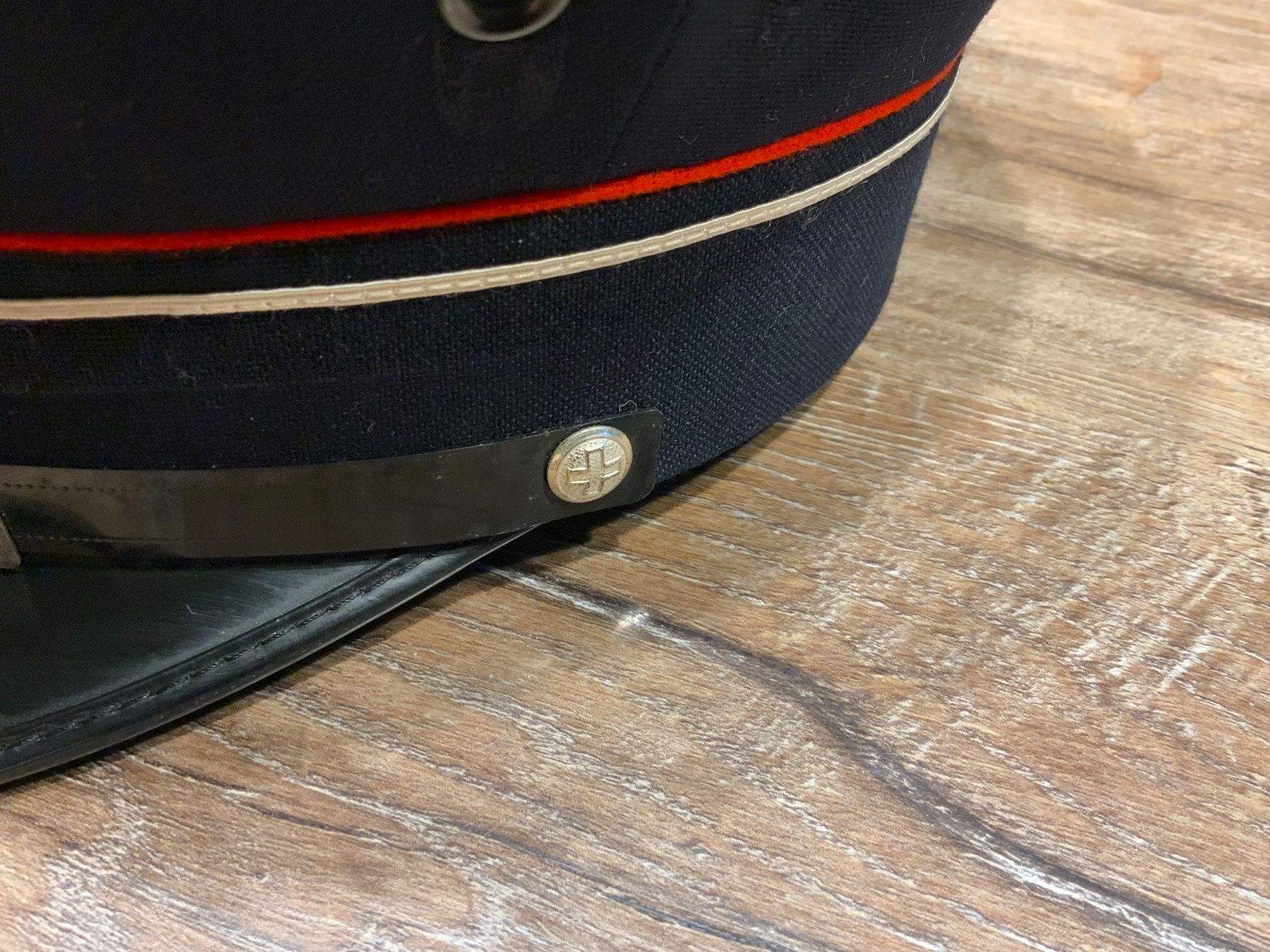 Copricapi, berretti & cappellini: Originale Uniform Mütze mit Abzeichen - – Usato da Willisau venduto da Minali 5