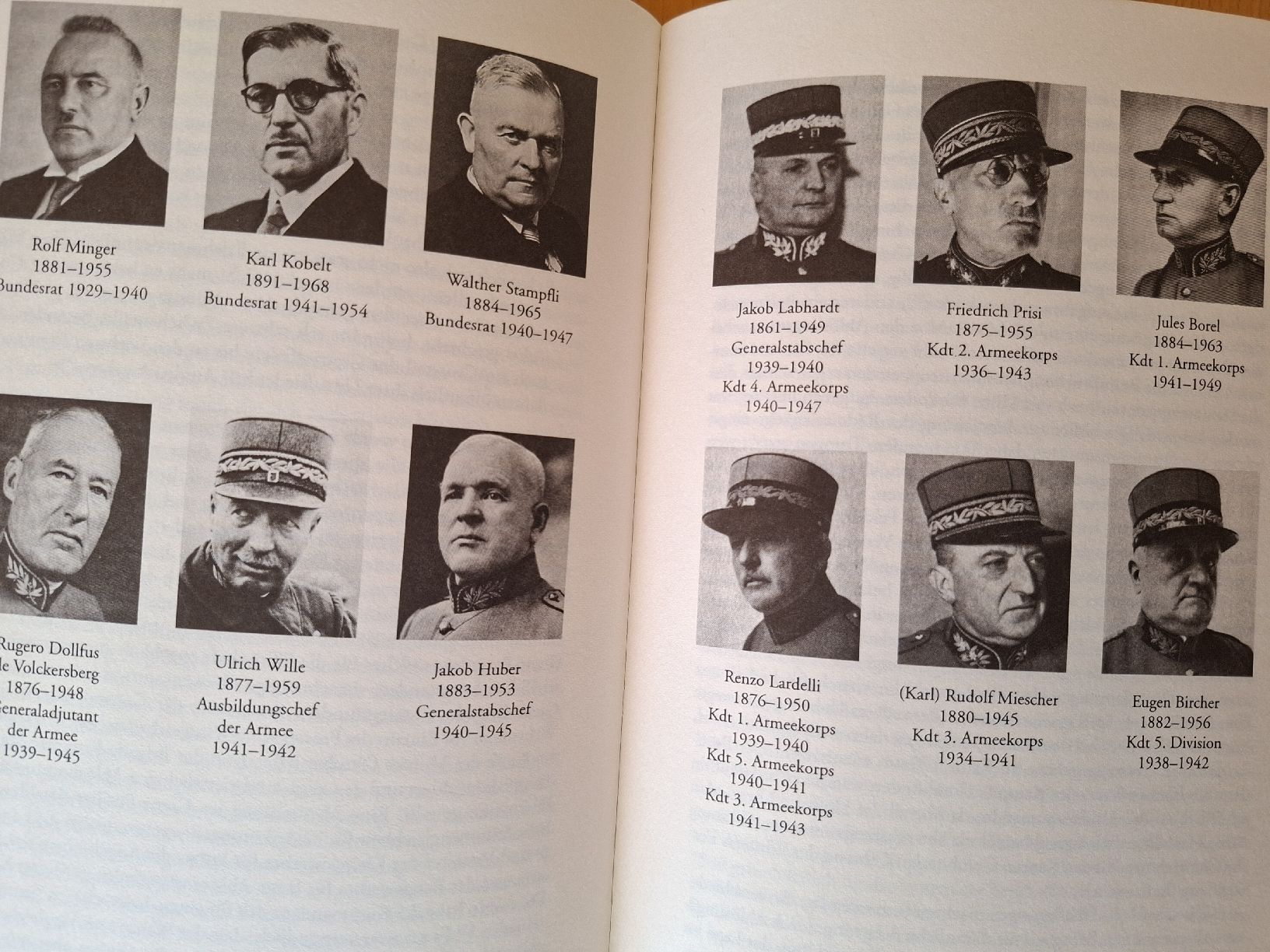 Libri: Buch,  Brot oder Waffen – Usato da Schwanden Sigrisw venduto da len_9yqg 6