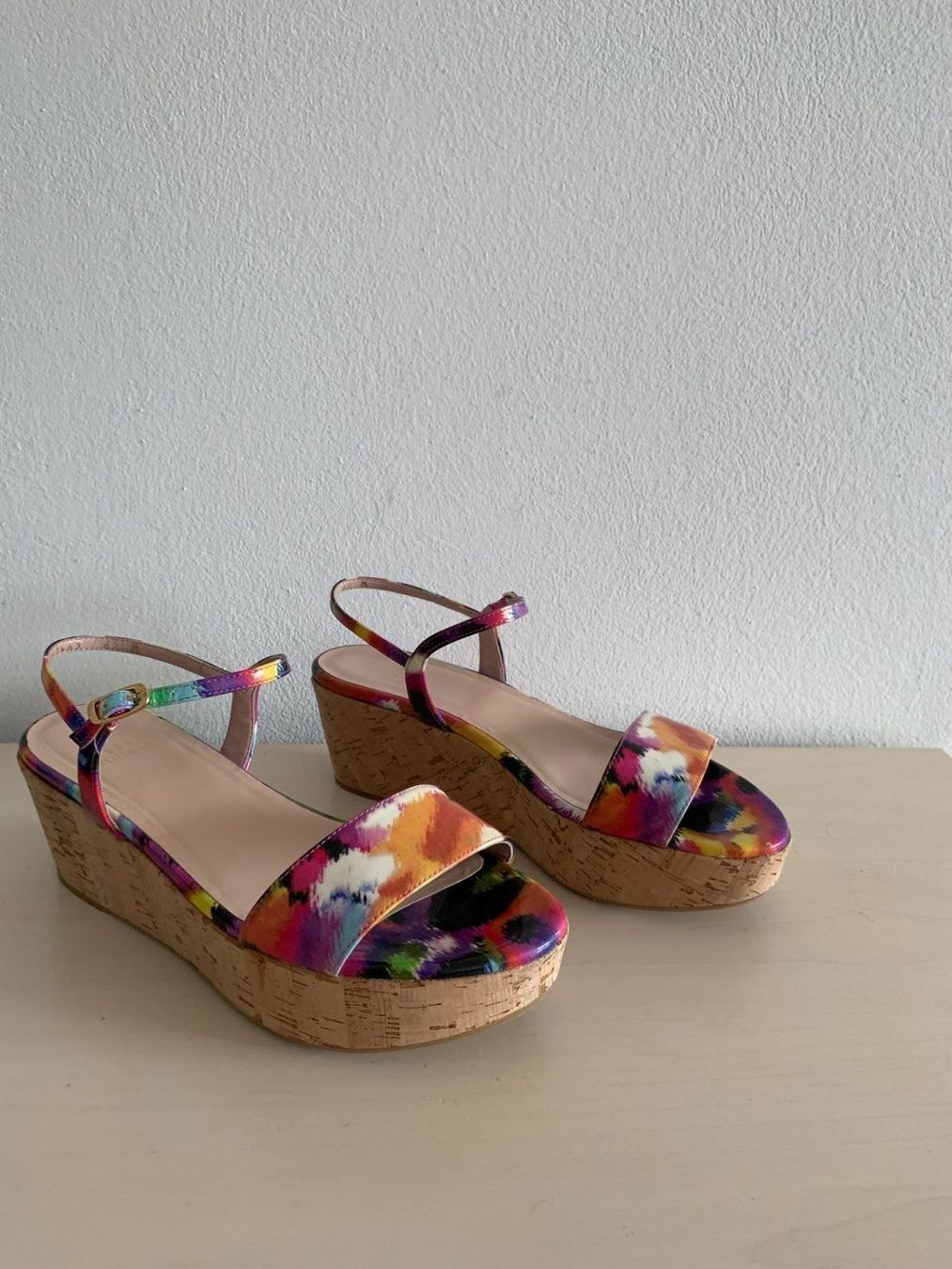 Stuart Weitzman Scarpe da donna: STUART WEITZMAN: Edle florale Lackleder Sandale, 37,5 – Nuovo (secondo la descrizione) da Luzern venduto da designluzern