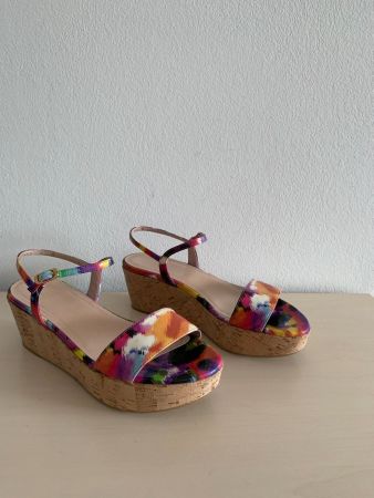 STUART WEITZMAN: Edle florale Lackleder Sandale, 37,5