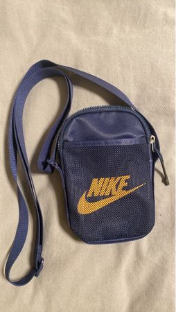 Nike Umhängetasche - Ideal für unterwegs im Frühling!