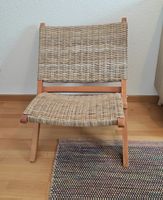 Stabiler Klappstuhl aus Holz und Geflecht